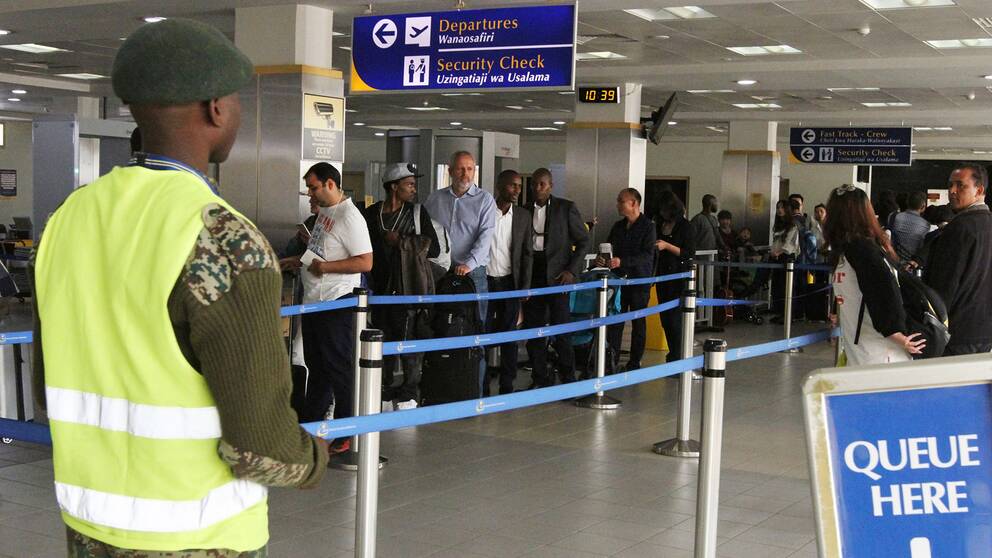 Passagerare köar för att bli screenade för ebola på Jomo Kenyatta-flygplatsen i Nairobi, Kenya, efter att landet införde kontroller på fredagen.