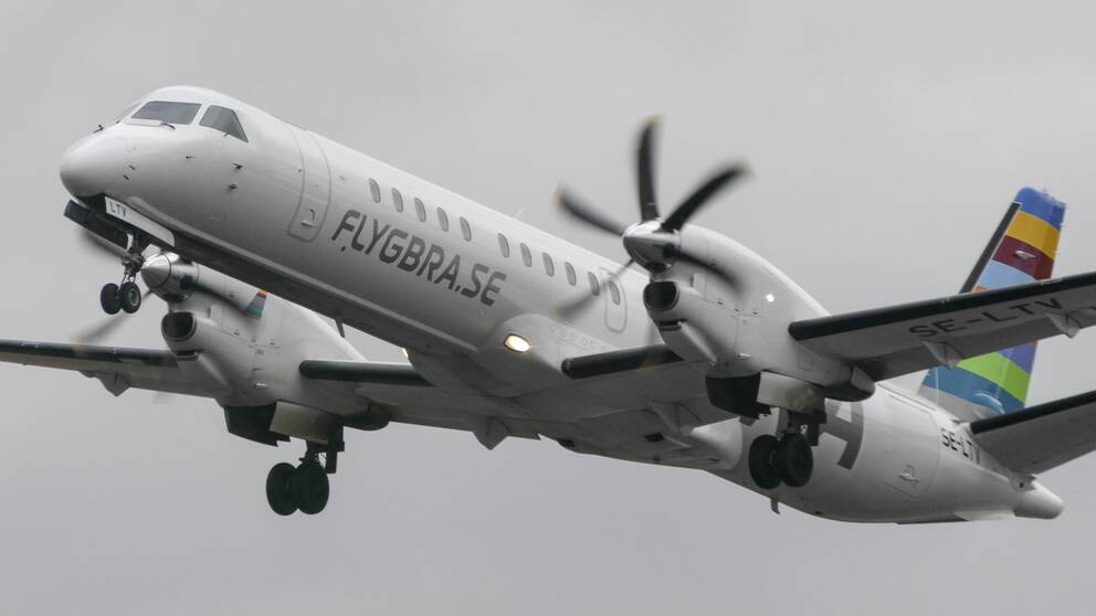 SAAB 2000-flygplan med logga FLYGBRA.SE