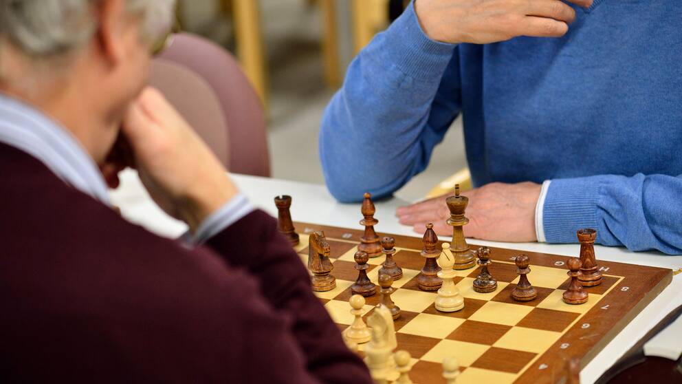 Två äldre män spelar schack