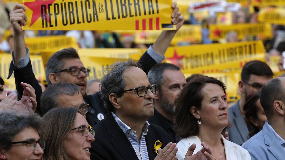En samling människor med gulröda katalanska banderoller.