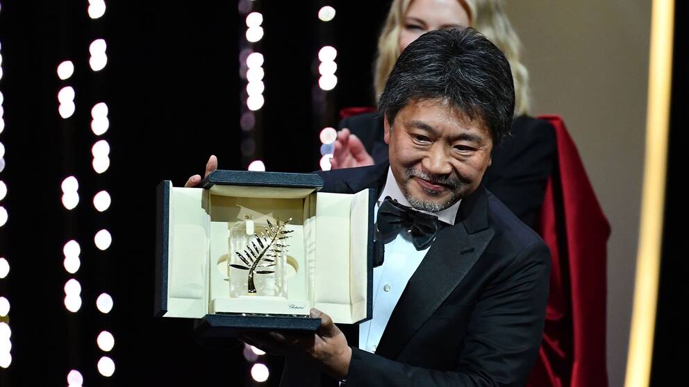 Regissör Hirokazu Kore-Eda tar emot Guldpalmen för filmen Shoplifters i Cannes.
