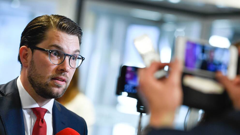 Sverigedemokraternas partiledare Jimmie Åkesson intervjuas. 