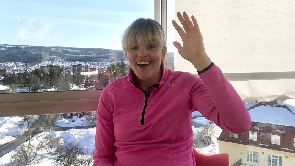 Anna Holmlund vinkar och är glad