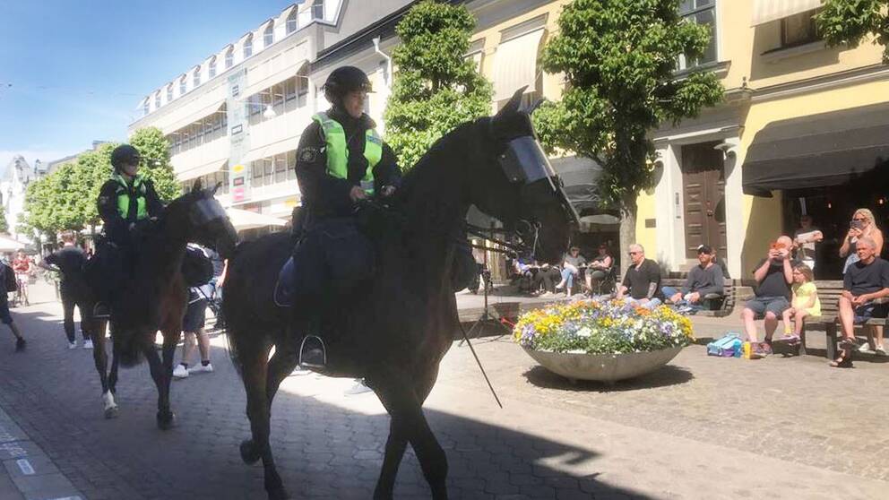 Polis till häst på Storgatan inför torgmötet.