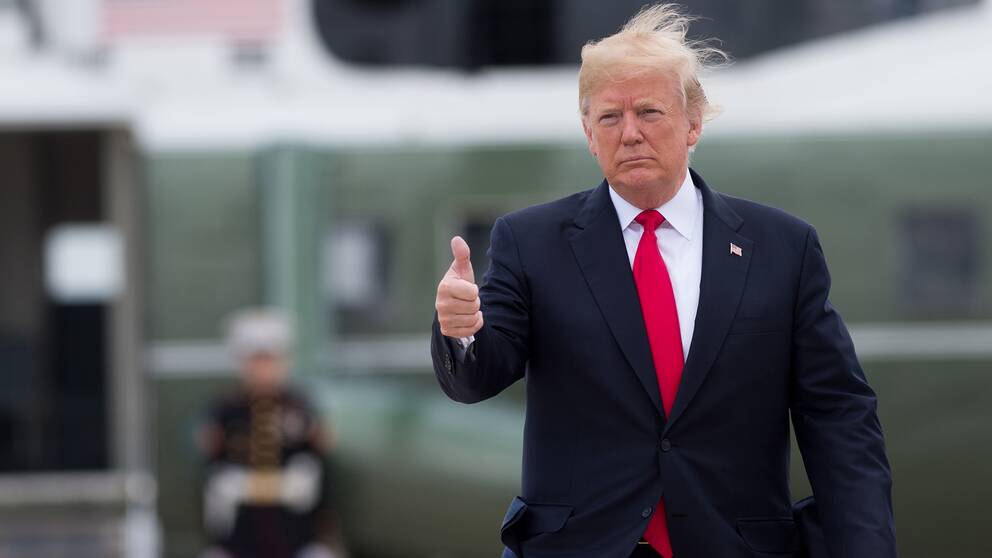 Donald Trump ger tummen upp.
