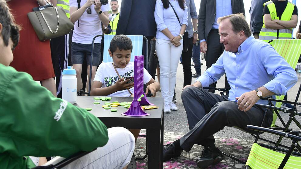 Statsminister Stefan Löfven umgås med spel inför sitt tal på Spånga IP under politikerveckan i Järva 2017.