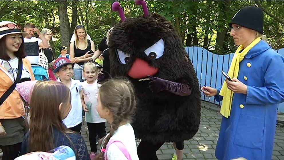 Karaktären Stinky träffar barnen på Muminparken i finska Nådendal