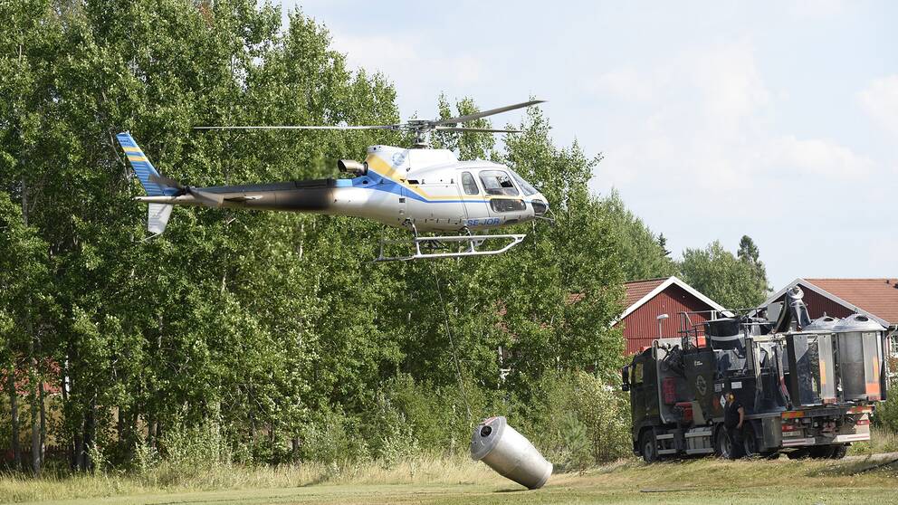 Helikoptrar som vattenbombar den stora skogsbranden 2014 tankar i Virsbo inför nya brandbekämpande flygturer.