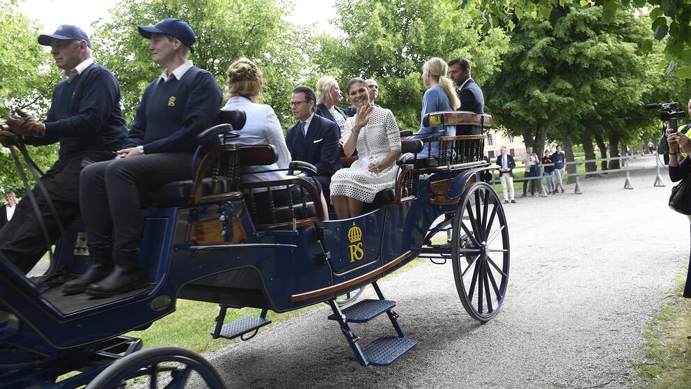 Kronprinsessan Victoria och prins Daniel åker hästdragen vagn under nationaldagsfirandet på Strömsholms slott. 