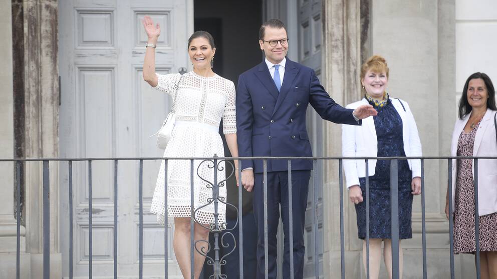 Kronprinsessan Victoria och prins Daniel firar nationaldagen på Strömsholms slott tillsammans med Västmanlands landshövding Minoo Akhtarzand.