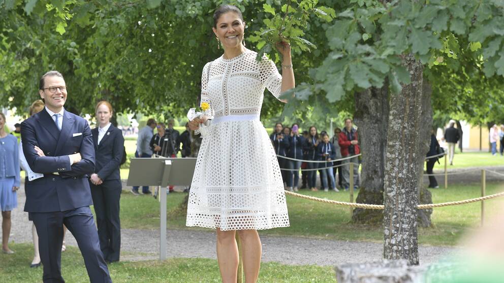 Kronprinsessan Victoria och prins Daniel tittar på en ek som Victoria planterade för 20 år sedan, under nationaldagsfirandet på Strömsholms slott.