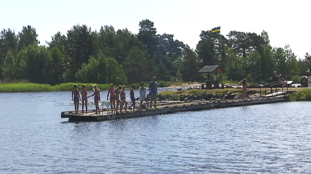 Badbrygga med folk på Skutberget i Karlstad