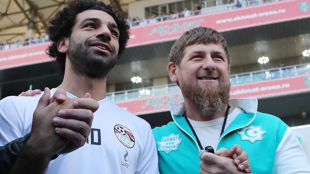Egyptens storstjärna Mohamed Salah och Tjejeniens ökände ledare Ramzan Kadyrov poserade tillsammans under söndagen.