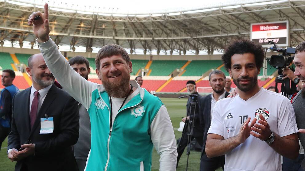 Egyptens storstjärna Mohamed Salah och Tjetjeniens ökände ledare Ramzan Kadyrov poserade tillsammans under söndagen.