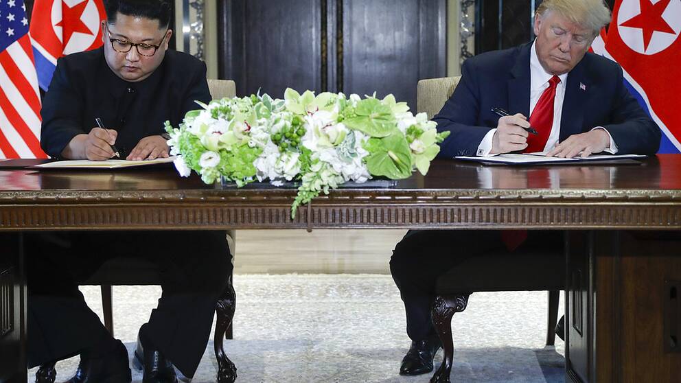 Här skriver Trump och Kim under historiskt dokument