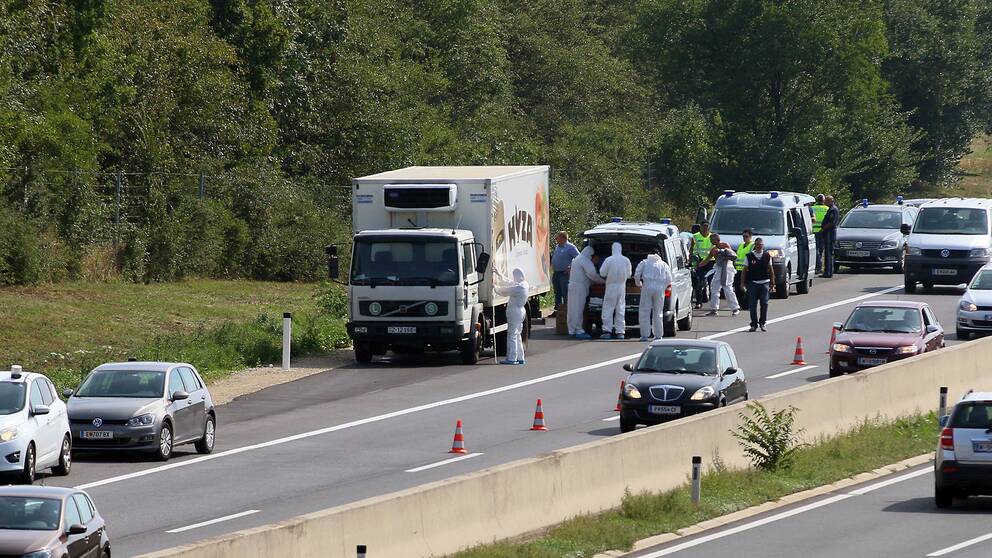 Österrikisk polis hittar de döda kropparna i kylbilen strax söder om Wien, 27 augusti 2015.