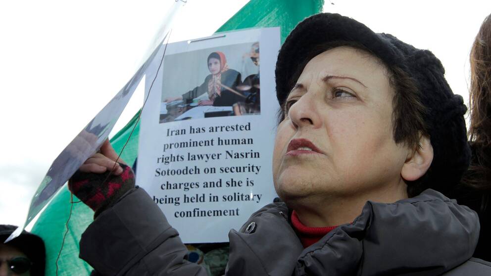Nobelpristagaren Shirin Ebadi protesterar år 2010 för människorättsadvokaten Nasrin Sotoudehs frisläppande. 