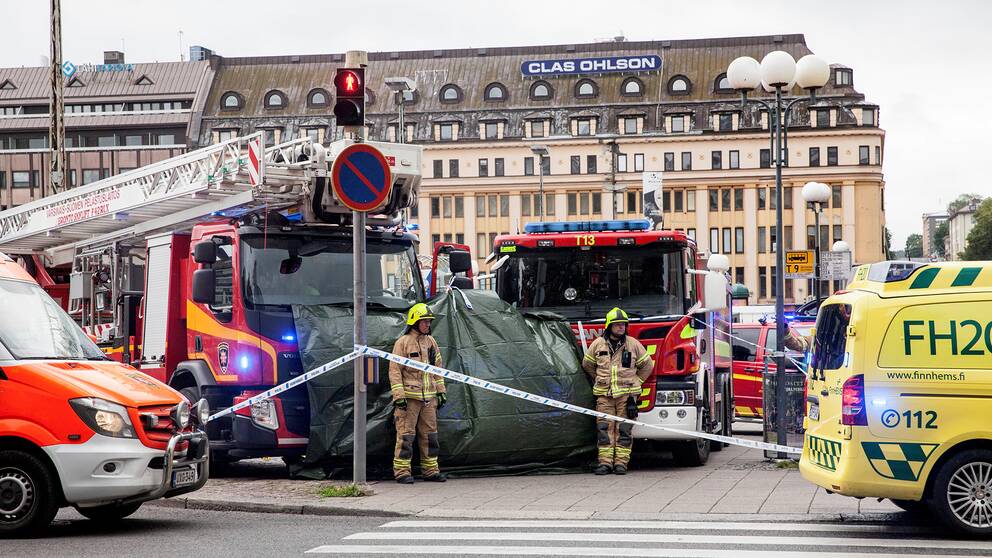 Brandpersonal och räddningsfordon vid Salutorget efter knivattacken i augusti, 2017.