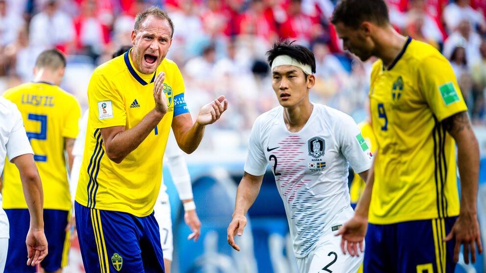 Lagkapten Andreas Granqvist manar på sina lagkamrater.