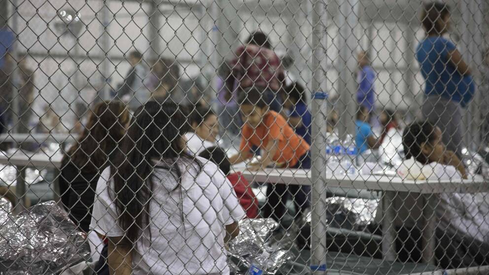 Barn som tagit sig över gränsen till USA och låsts in i en cell i McAllen, Texas. Bilden är från 17 juni.