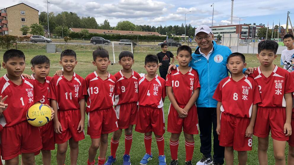 Ett lag med tioåriga pojkar från Taiwan på Södertäljes fotbollscup.
