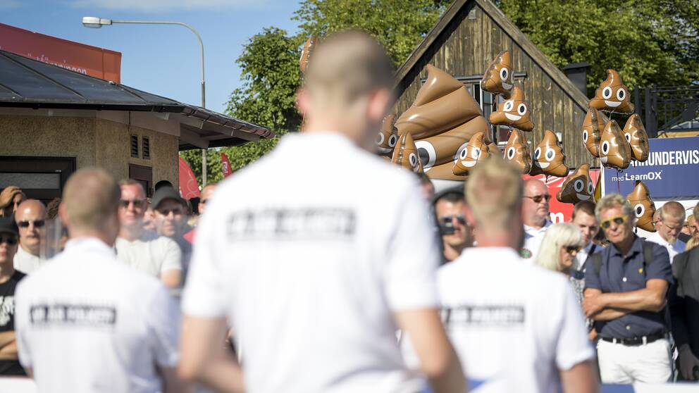 Nordiska motståndsrörelsen (NMR) möter protester vid Hamnplan i Visby under politikerveckan i Almedalen.