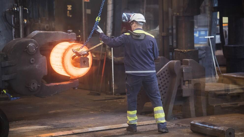 Ett stycke glödgat stål formas till en del som skall bli en del av ett lager i ett vindkraftverk på Ovako stålverk i Hofors.