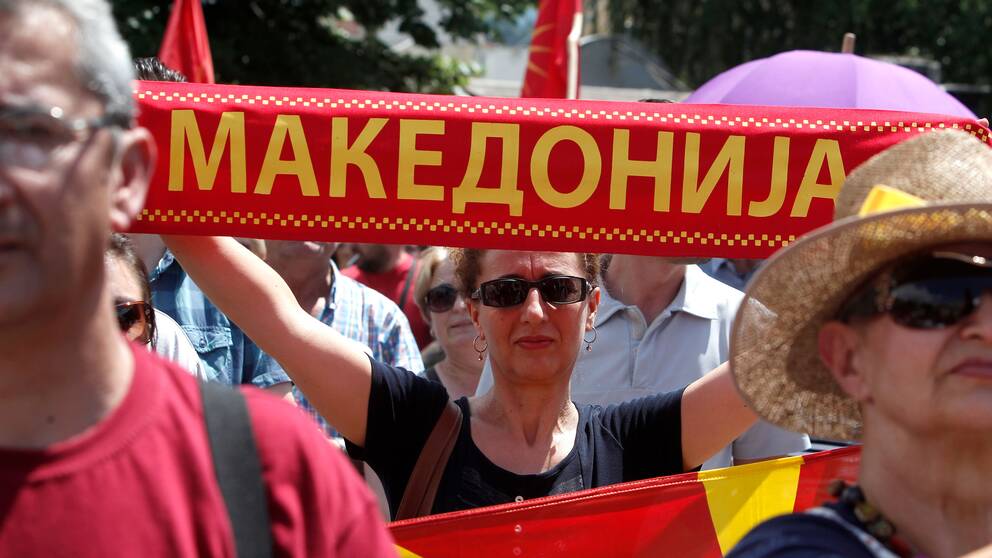 Demonstranter i Bitola i södra Makedonien protesterar mot det nya namnförslaget.