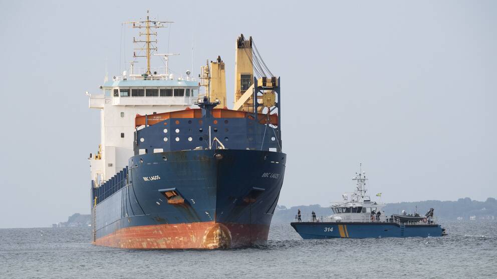 Kustbevakningen var på lördagsmorgonen på plats vid fartygtet BBC Lagos, som gick på grund strax före klockan 2 på fredagen.