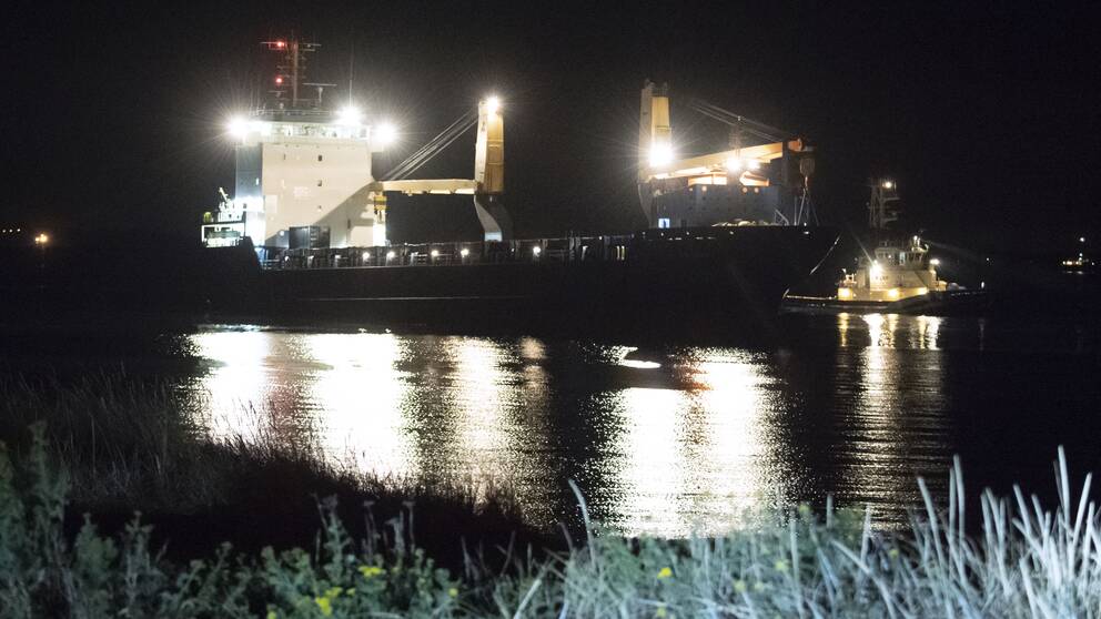 Det 130 meter långa lastfartyget gick på grund utanför Bulkhamnen i Helsingborg i fredags kväll.