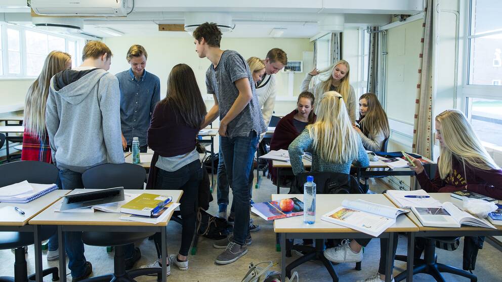 Ungdomar i ett klassrum.