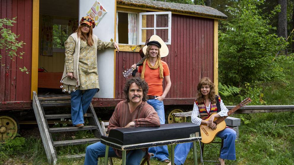 Kakan Hermansson, Erik Haag, Lotta Lundgren och Olof Wretling prövar livet som popgrupp i SVT:s nya serie Bandet och jag