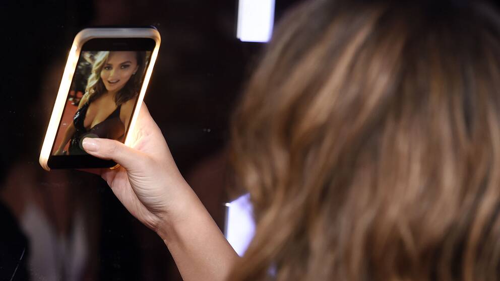 Chrissy Teigen tar en selfie.