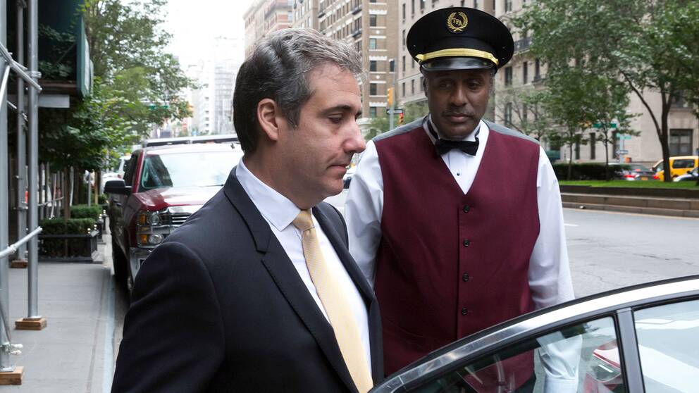 Trumps före detta advokat Michael Cohen lämnar sitt hem under tisdagen.