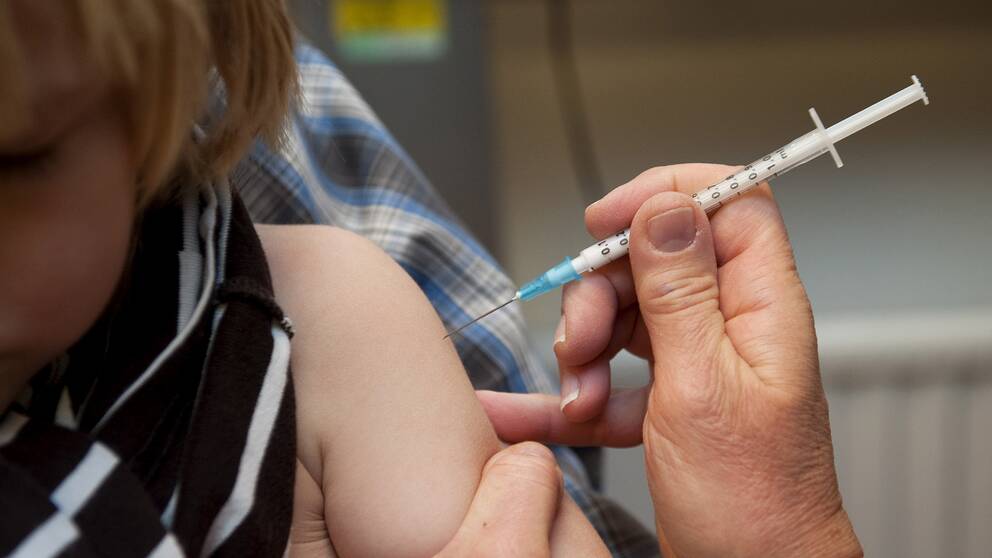 Ett barn vaccineras.
