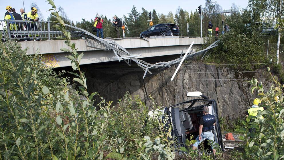 Fyra personer omkom på fredagen då en buss störtade tio meter från en vägbro ned på ett järnvägsspår söder om staden Kuopio i östra Finland. 