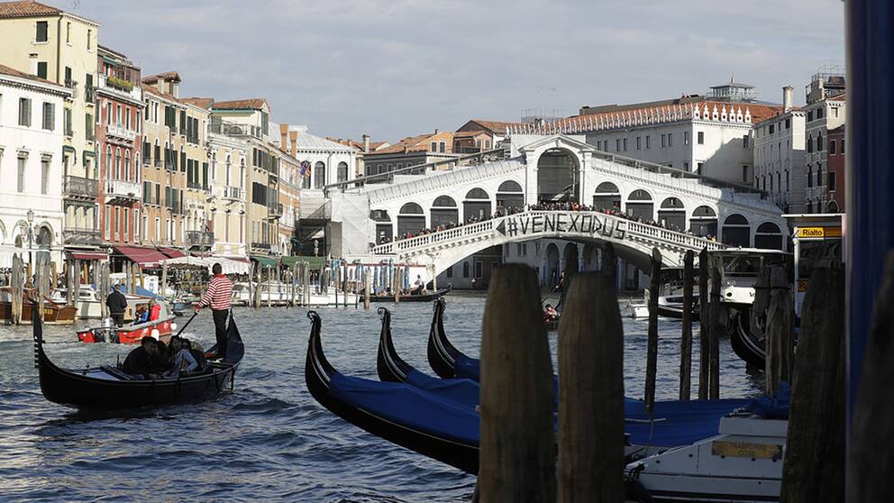 I Venedig har invånarna protesterat mot att allt fler lämnar staden på grund av de många turisterna.