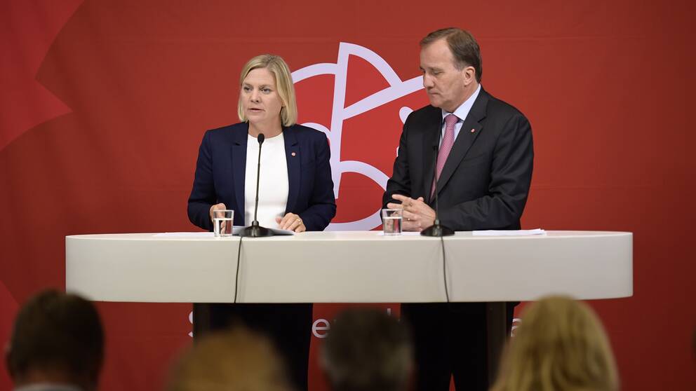 Statsminister Stefan Löfven och finansminister Magdalena Andersson vid ett talarpodium.