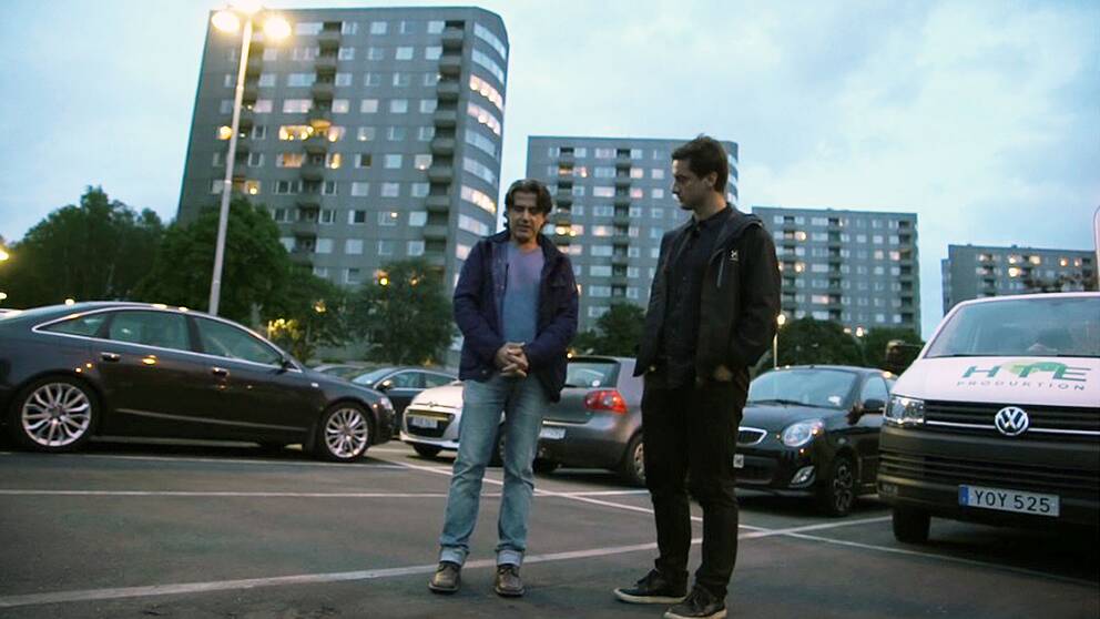 Ismet Iljazi står på parkering med SVT-reporter