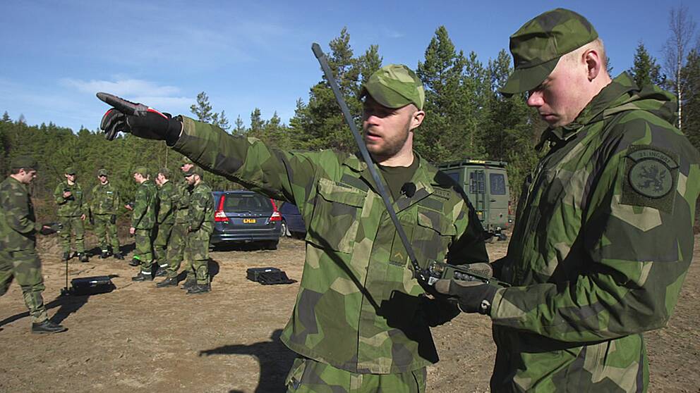 Soldater i Eksjö på övning. Besparingar gör att de ibland inte har ammunition.
