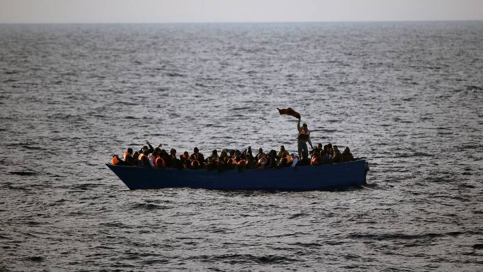 Migranter och flyktingar på en båt i Medelhavet.
