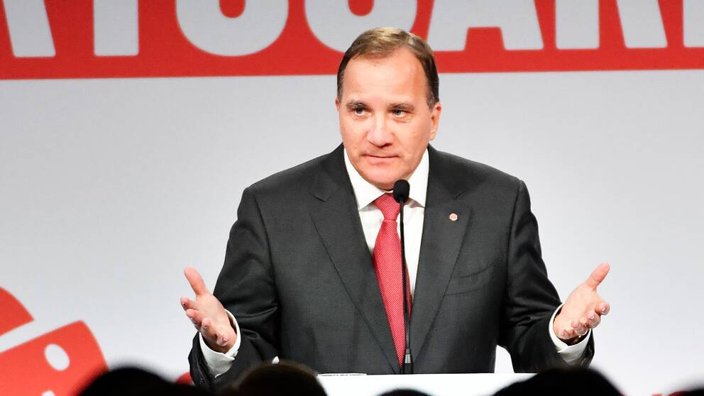 ”Jag kommer att verka med lugn, som statsminister”, säger Löfven inför de jublande partianhängarna på valvakan.