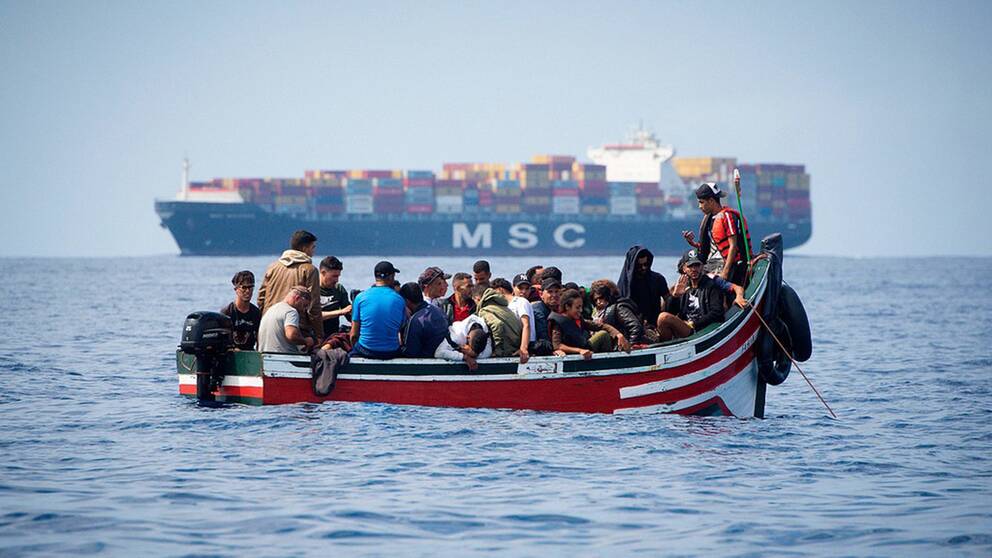 Sedan Italien stängt sina hamnar försöker allt fler migranter och flyktingar ta sig till Spanien.