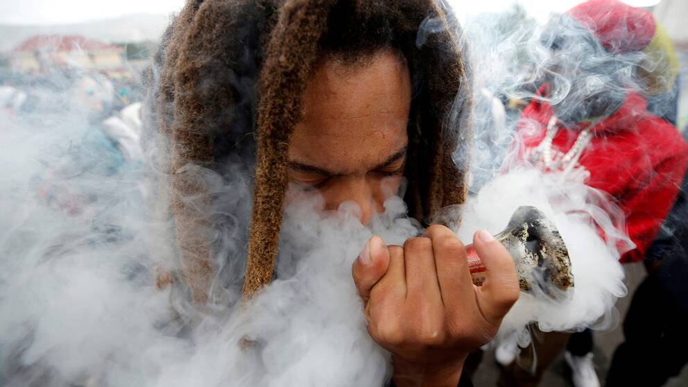 En man under en march för att legalisera cannabis i Sydafrika.