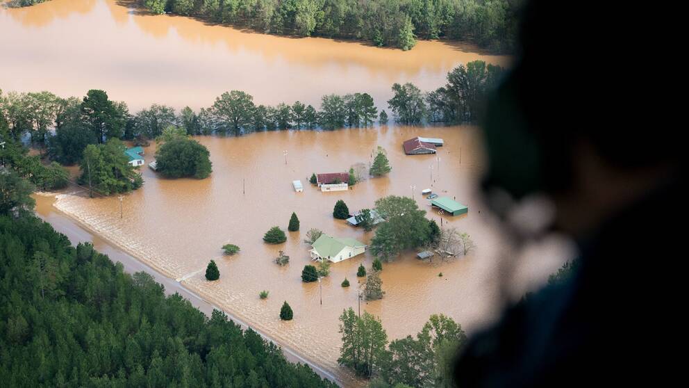 Bilder från en helikopter över Conway i South Carolina som drabbats hårt av översvämningarna.