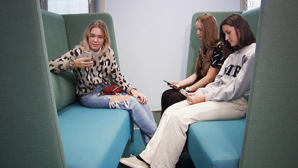 Tjejerna (från vänster) Elna Wilton, Julia Fredriksson och Anna Lundmark på Östra reals gymnasieskola berättar om hur mobilanvändning stör deras sömn