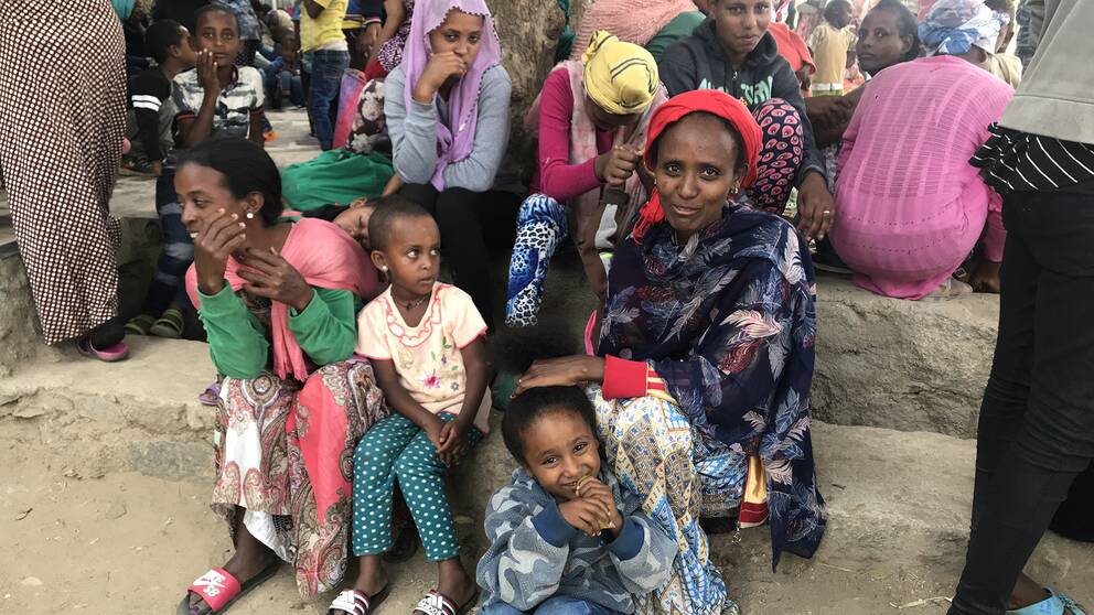 En kvinna och hennes barn som tagit sig över gränsen till Etiopien.