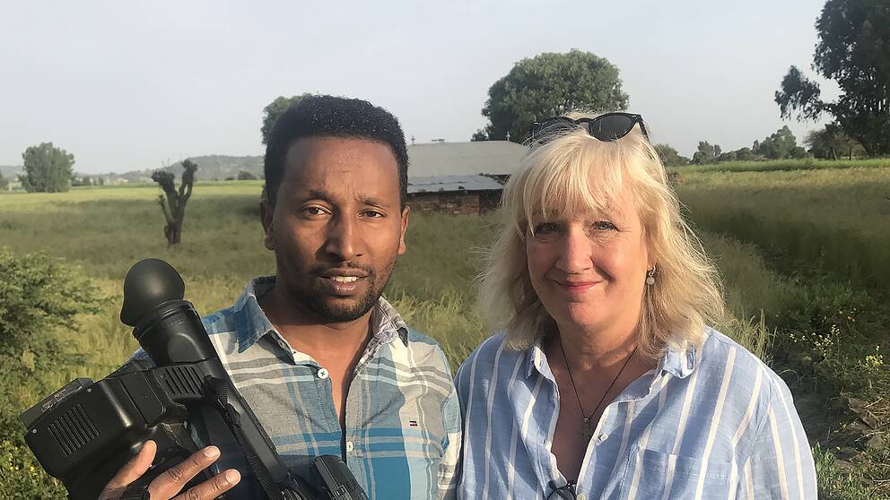 Fotografen Kumerra Gemechu med SVT:s utsända Erika Bjerström vid gränsen mellan Eritrea och Etiopien.