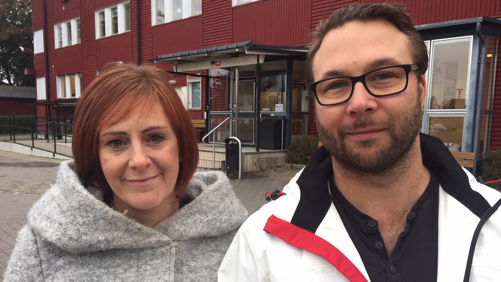 Wendla Thorstensson (C) och Berth Falk (S) utanför kommunhuset i Fjugesta.