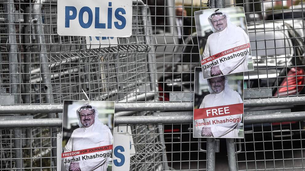 Bilder föreställande saudiske journalisten fästa på ett stängsel.